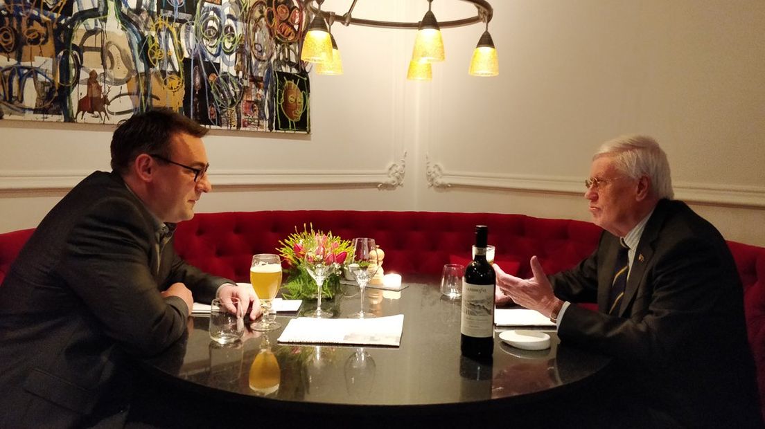 Richard de Mos en Hans Wiegel aan tafel in 2018. 