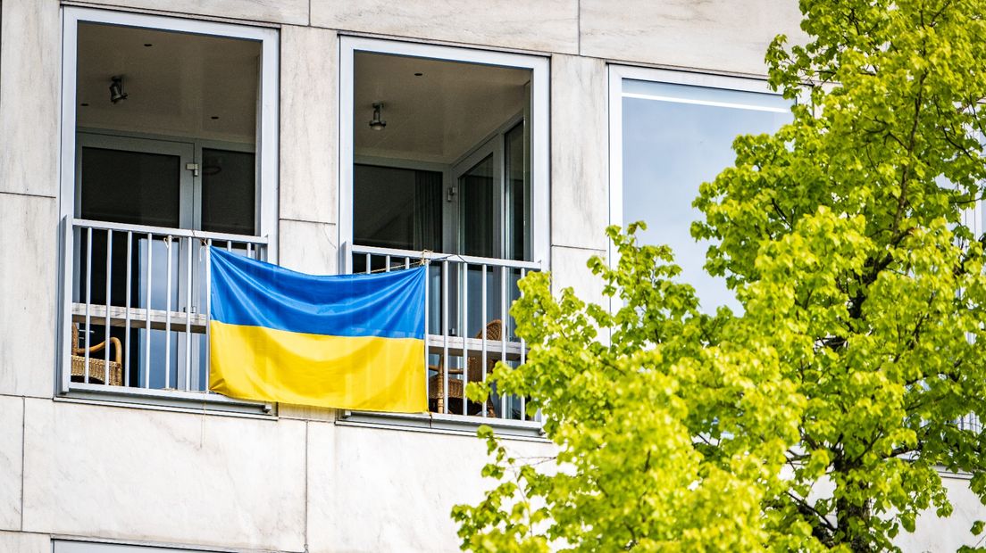 Een vlag van Oekraïne wappert aan een balkon in Groningen
