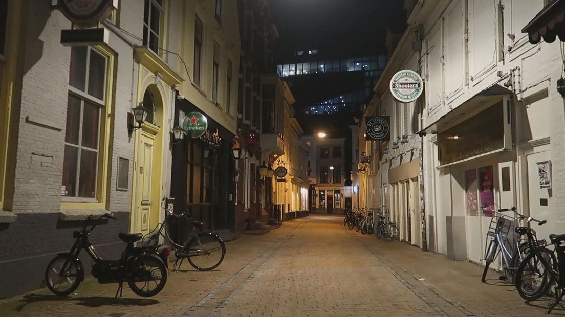 Het is stil in de binnenstad tijdens de avondklok