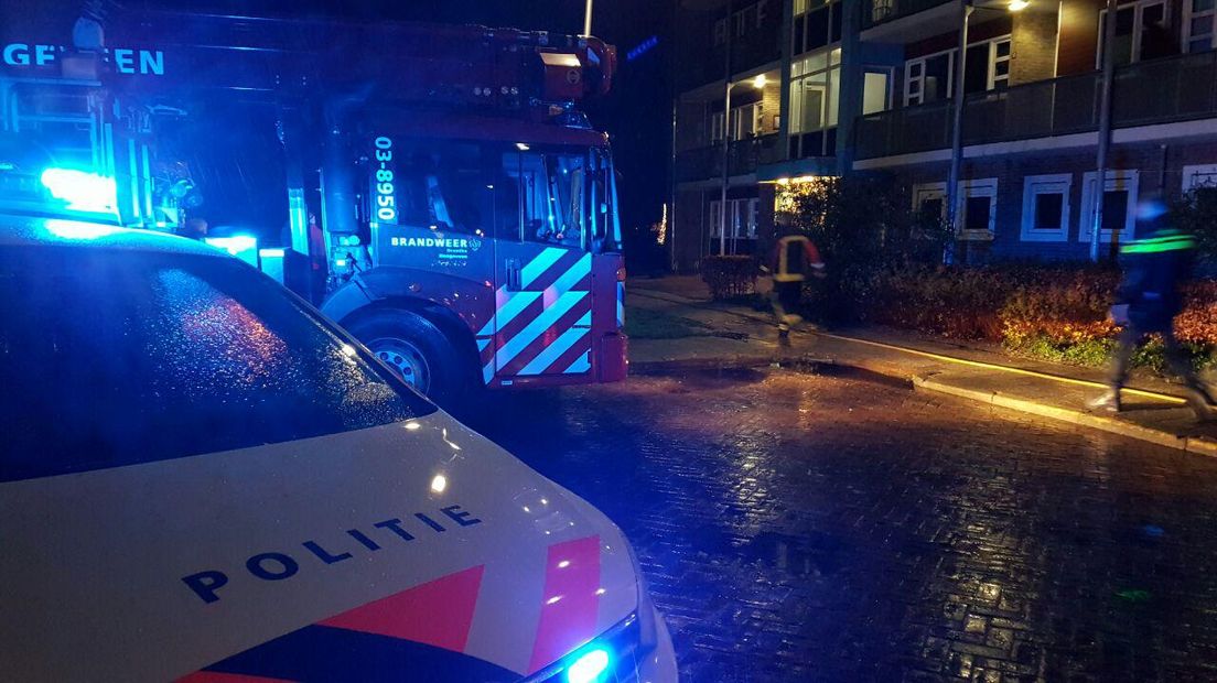 Drie appartementen moesten worden ontruimd nadat er brand uitbrak in een woning in Hoogeveen (Rechten: Persbureau Meter)