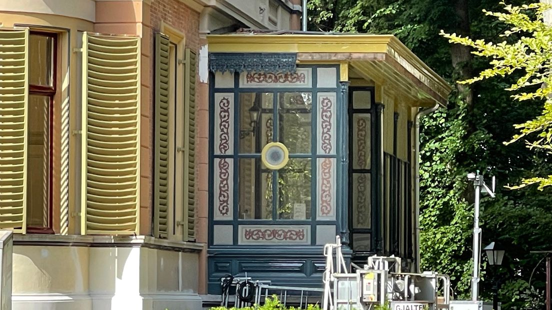 Ook de serre heeft haar oorspronkelijke kleuren terug