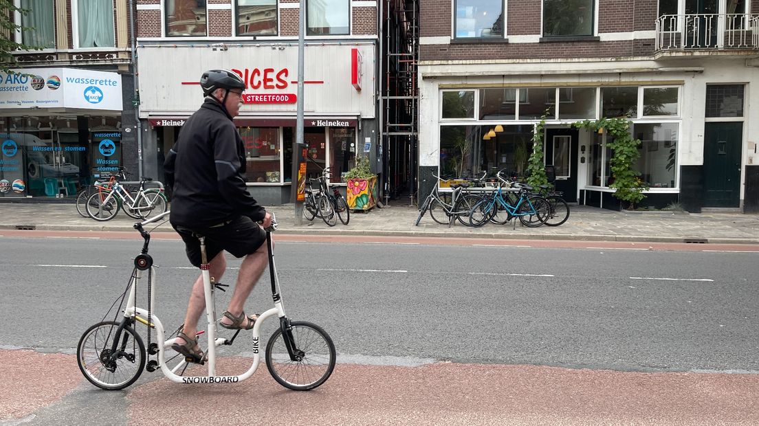 Killian rijdt op zijn opvallende fiets door de stad
