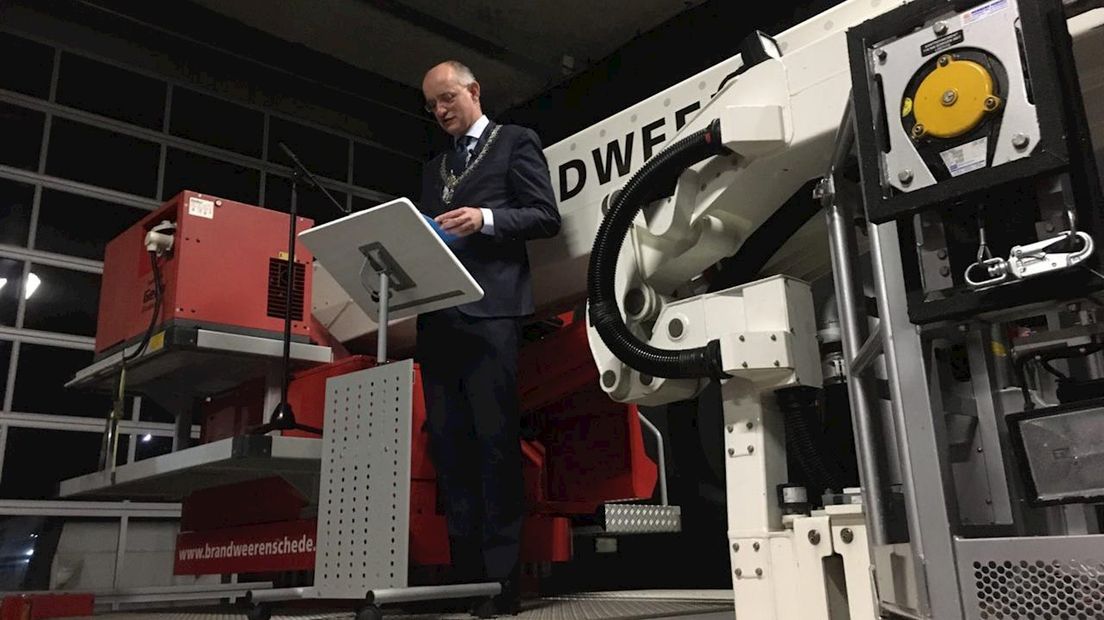 Burgemeester Van Veldhuizen van Enschede waarschuwt voor einde vuurwerktraditie