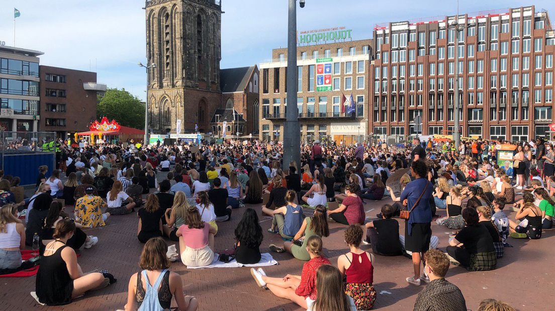 Honderden mensen doen mee aan de sit-in op de Grote Markt