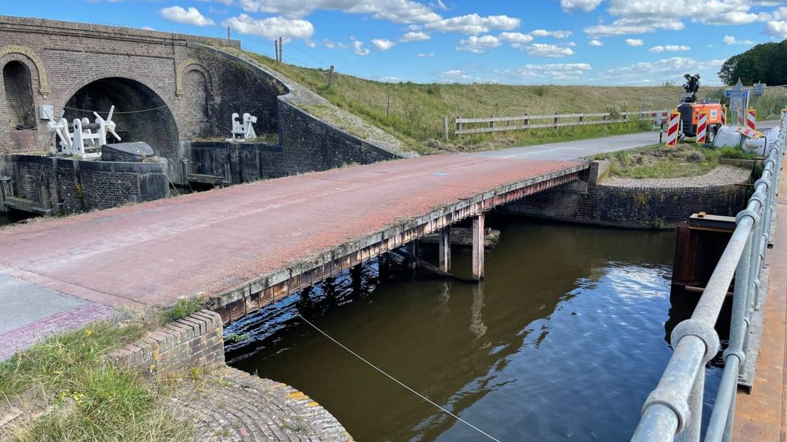De stalen brug is al deels ontmanteld