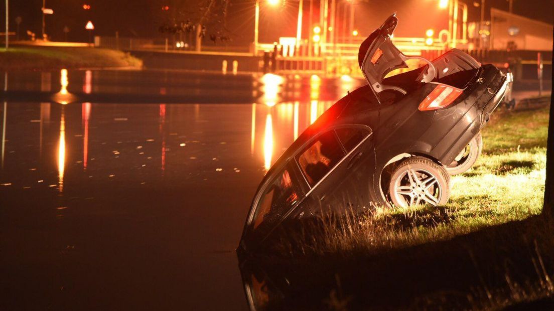 In Zandpol raakte een auto te water (Rechten: De Vries Media)