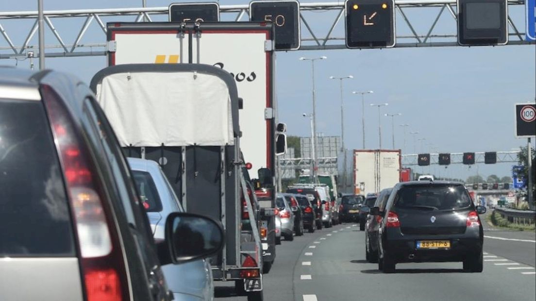 Een file op de A1 tussen Deventer en Apeldoorn door een aanrijding tussen meerder voertuigen