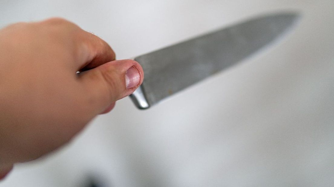 De overvaller bedreigde de moeder met een groot vleesmes.