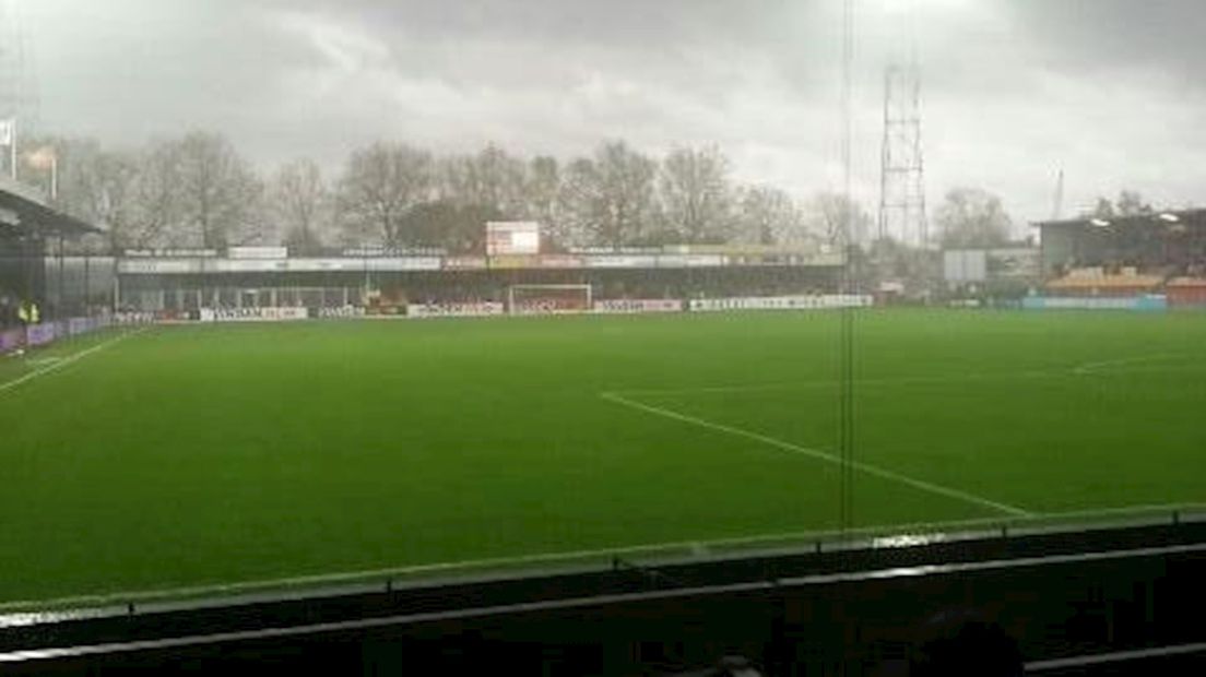 De Adelaarshorst in Deventer is leeg nadat de wedstrijd werd gestaakt vanwege het slechte weer