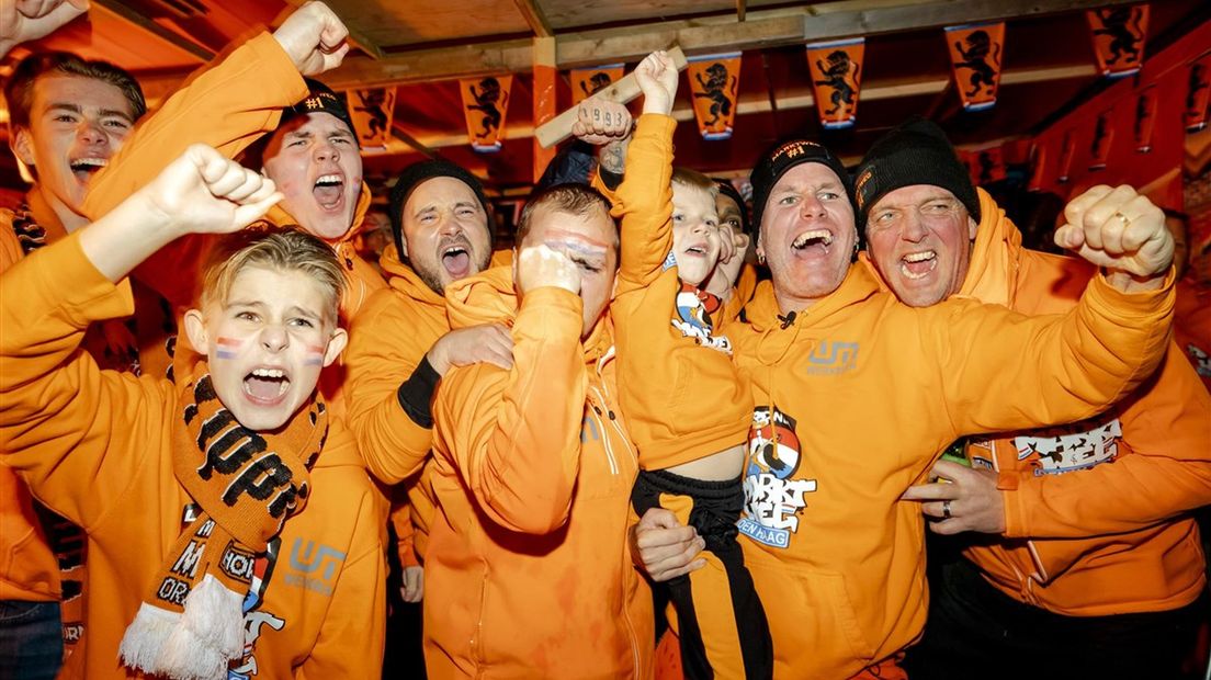 Juichende Oranjefans tijdens Senegal - Nederland