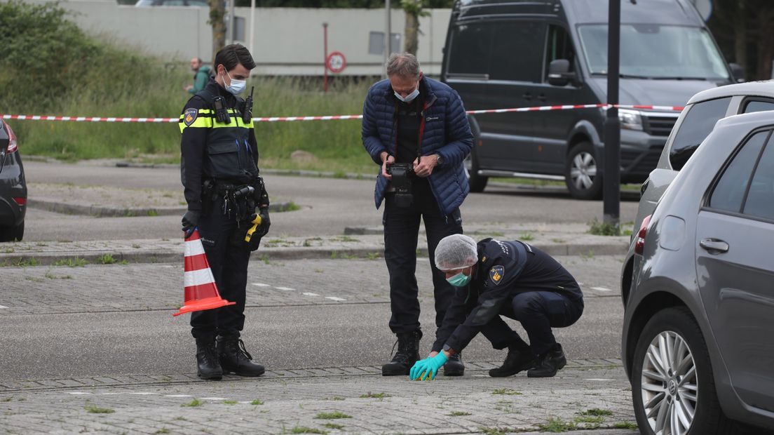 De politie doet onderzoek op de parkeerplaats nabij mbo Rijnland