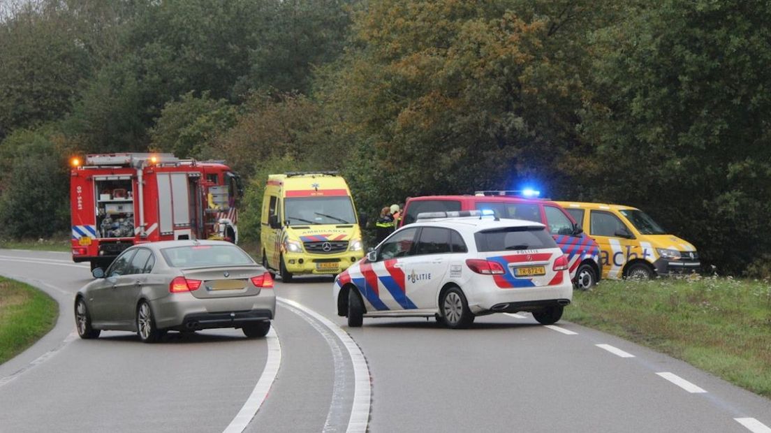 Hulpdiensten bij ongeluk op N347 Nijverdal
