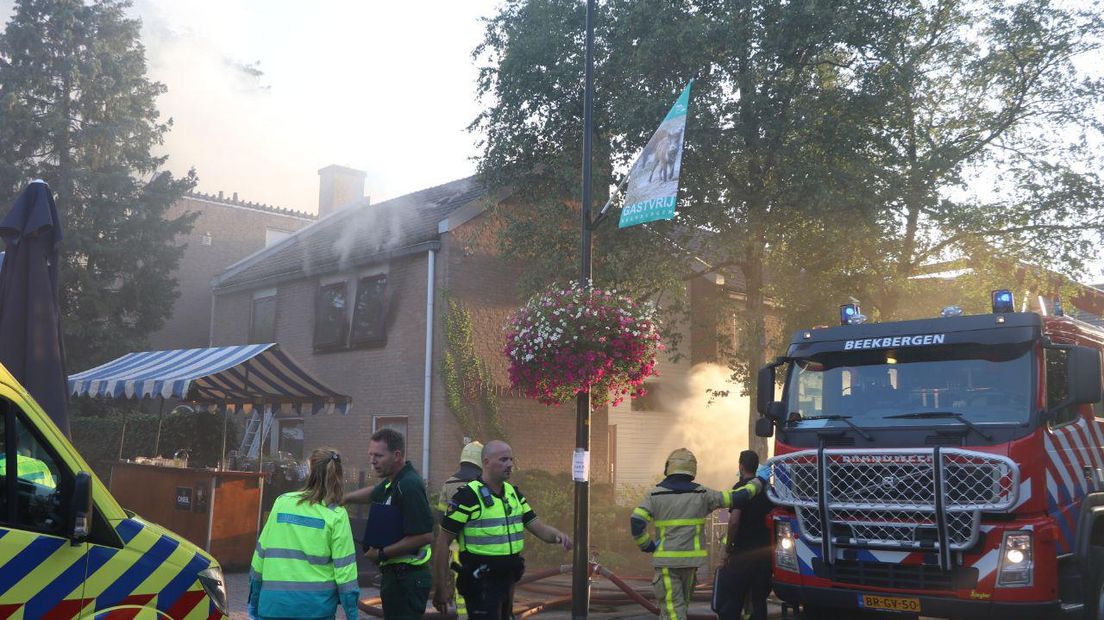 In Beekbergen hebben hulpdiensten donderdagavond lange tijd gezocht naar twee vermisten. Ze waren spoorloos nadat bij het Leger des Heils in Beekbergen waar ze verblijven brand was uitgebroken. De vlammen sloegen uit het dak. De brand was rond 21.30 uur onder controle. Drie kwartier later waren de gezochte bewoners terecht.