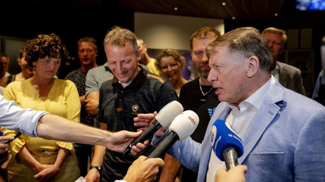 Sjaak van der Tak (rechts) voert namens de boeren het gesprek met Johan Remkes.