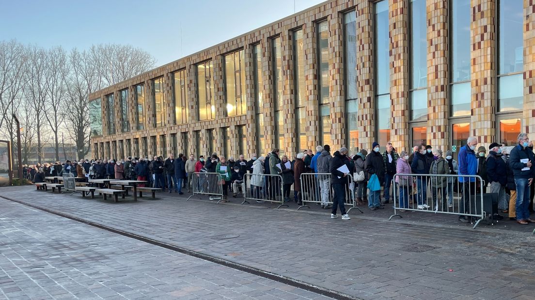 Mensen in de rij bij het gemeentehuis van Midden-Groningen om een subsidie-aanvraag te doen