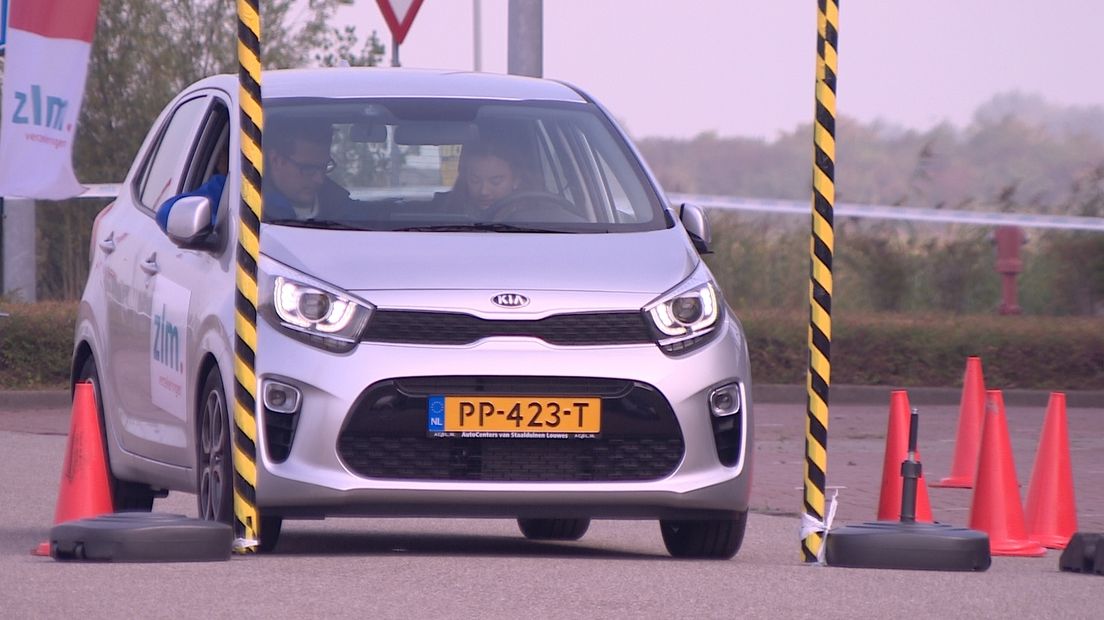 Onderdeel van Junior Trials: Past de auto hierdoor?