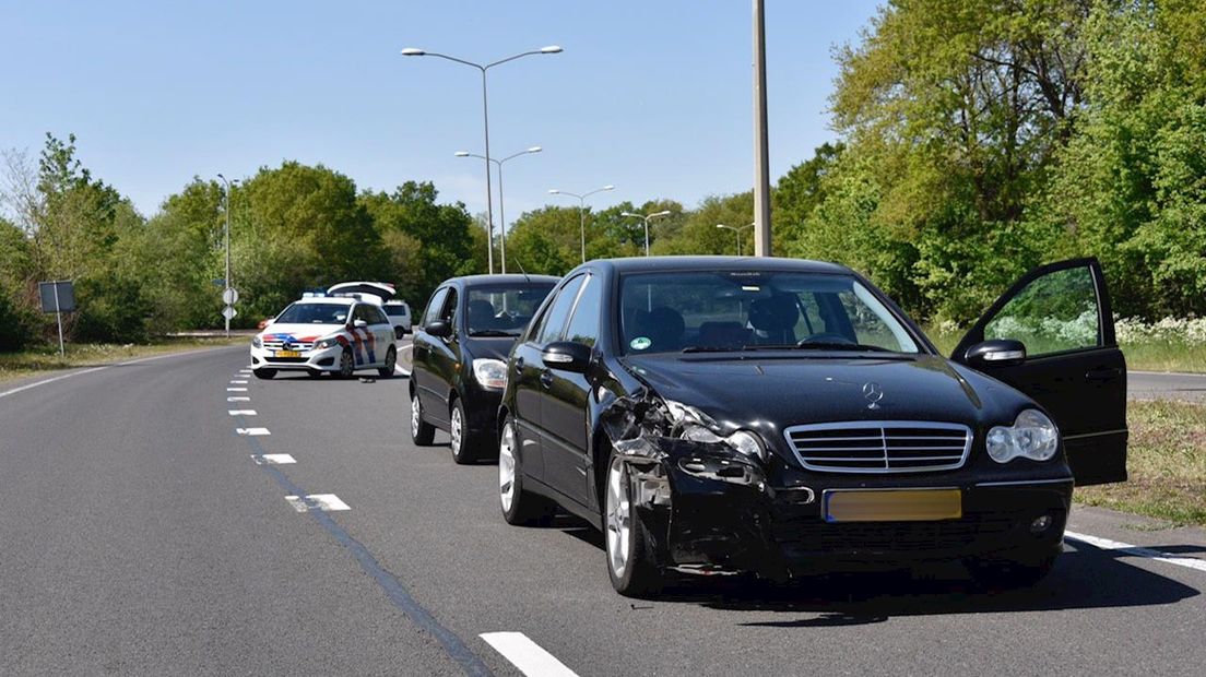 Vrouw gewond bij botsing tussen twee auto's in Almelo