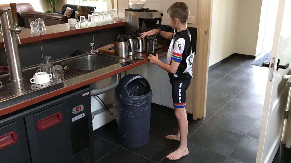 Zuid-Afrikaanse wielrenners aan het ontbijt in Eext (Rechten: RTV Drenthe/Jeroen Willems)