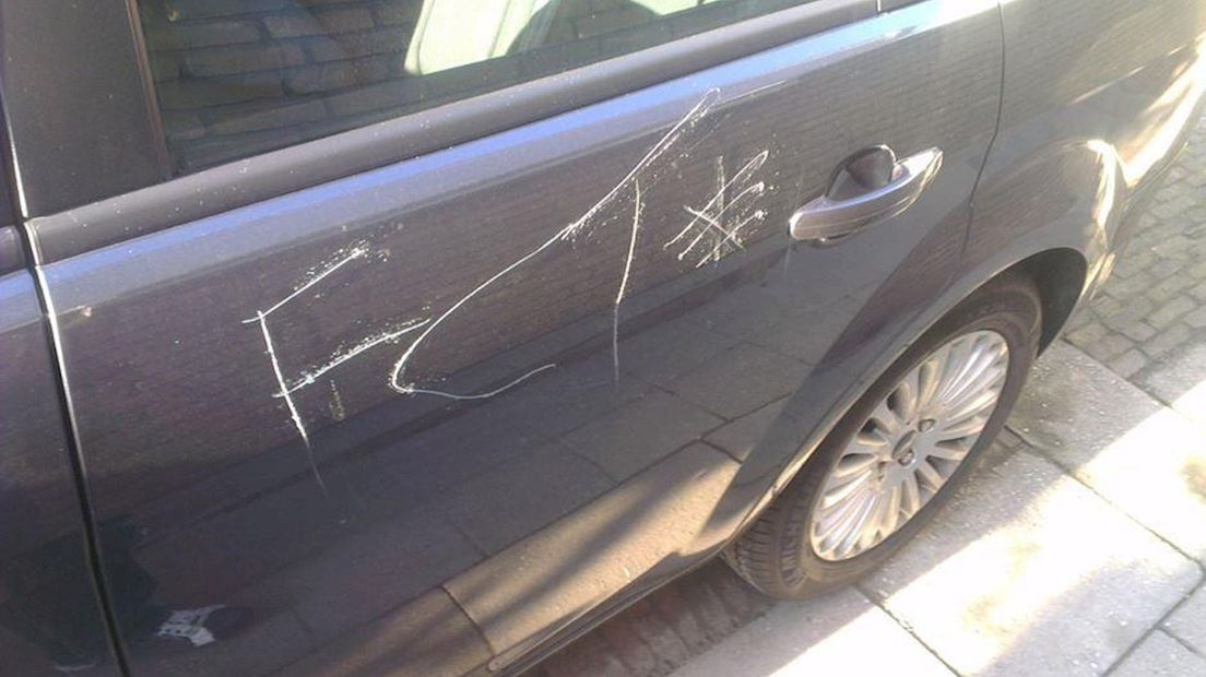 Auto bekrast om 'verkeerd vaantje'