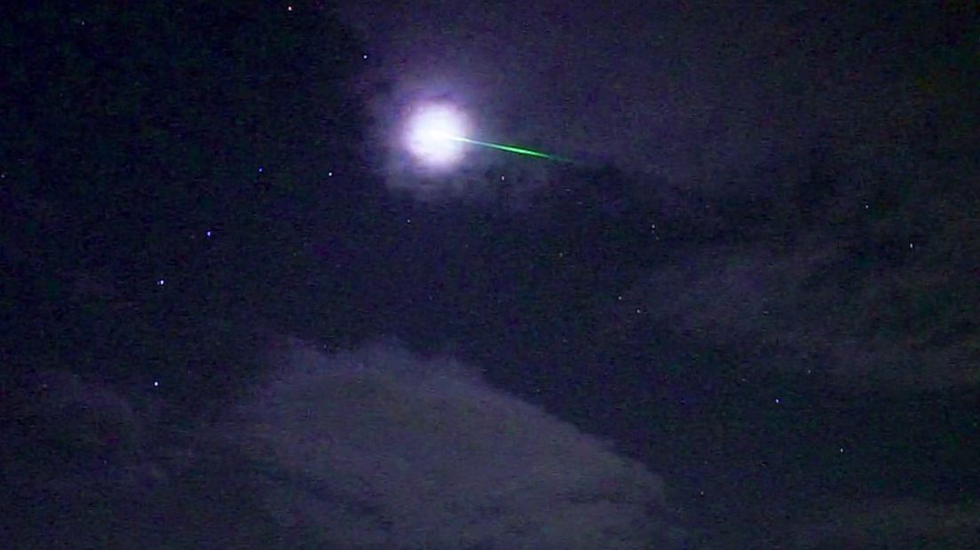 Spectaculaire vuurbol boven Oostkapelle vastgelegd op beeld