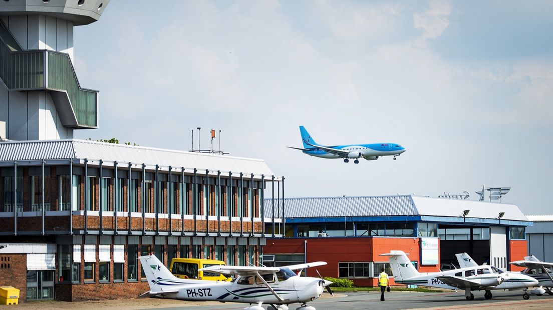 Een vliegtuig landt op Groningen Airport Eelde.