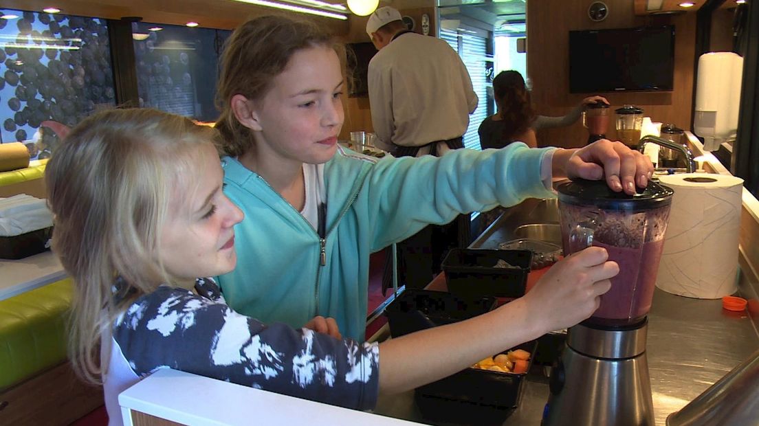 Kinderen leren gezond koken in bus Lonneker