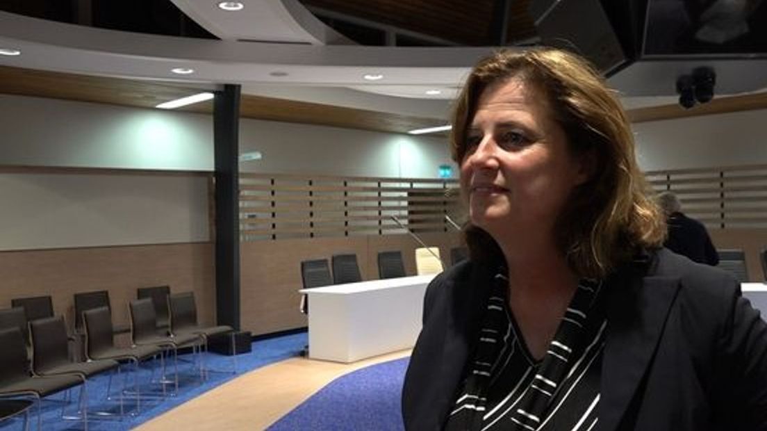 Marga Schoots in de raadszaal van Elburg