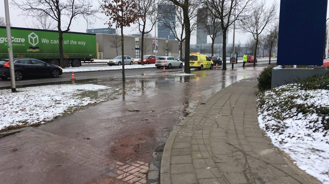 Waterleiding gesprongen in Zwolle, water stroomt fietspad op RTV Oost