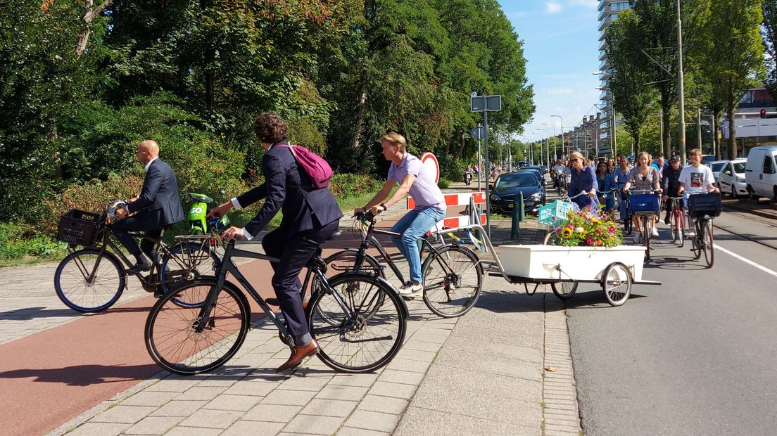 De kist van Tara is in een rouwstoet met fietsen vervoerd
