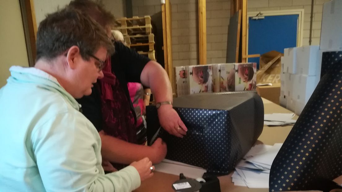 Er wordt druk gewerkt aan het versieren.