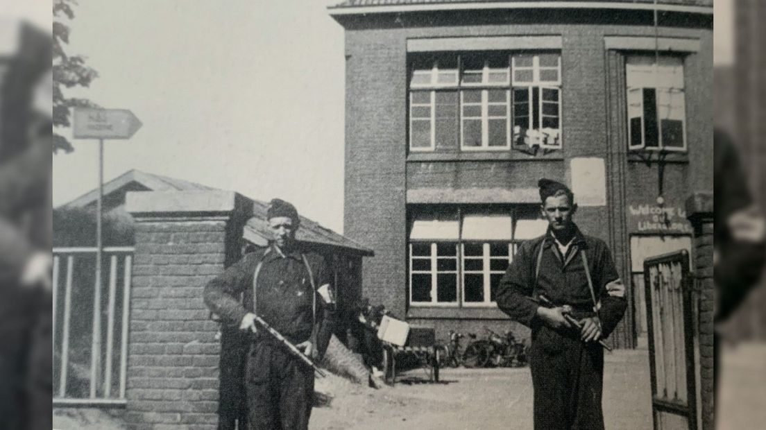 Gerard Scheenaard (rechts)  en Henk Knol houden de wacht bij school