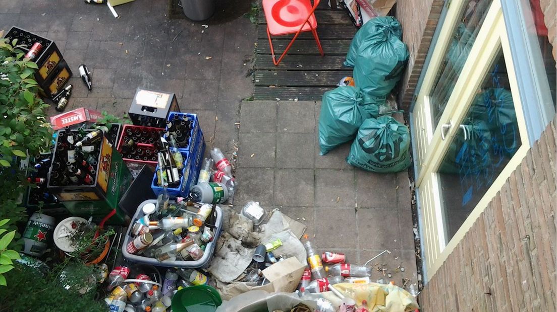 Uitzicht van bewoner op studentenhuis naast hem.