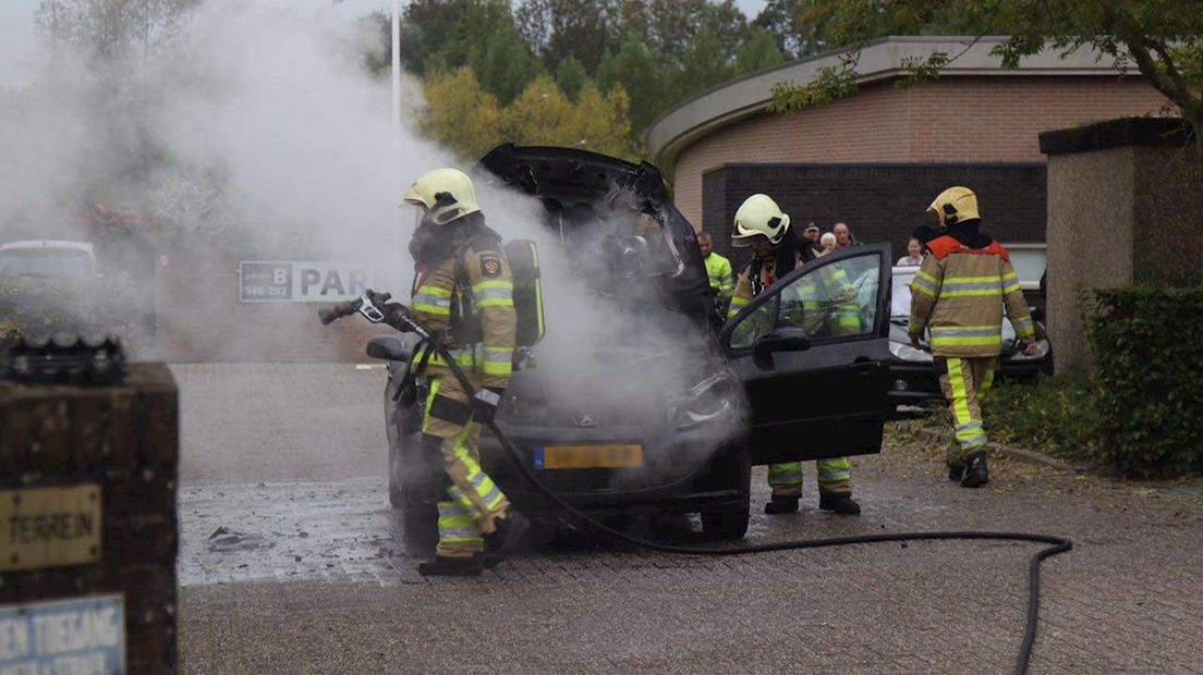 Auto vliegt in brand aan de Jacob van Neckstraat in Zwolle RTV Oost