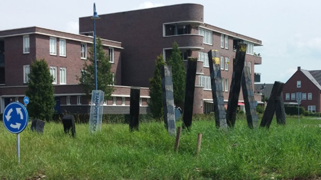 Het omstreden kunstwerk op de Burgemeester Labreelaan in Barneveld is aangepast door de gemeente.