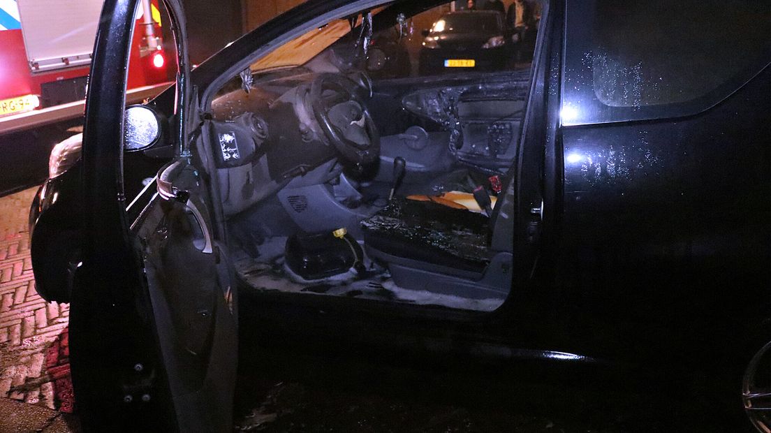Jerrycan achtergelaten in uitgebrande auto Rivierenwijk