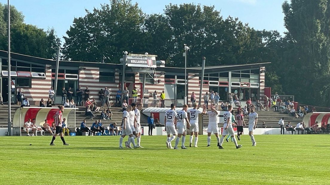 ACV viert de vierde treffer tegen Hollandia. De Assenaren plaatsten zich simpel voor de tweede voorronde in het bekertoernooi