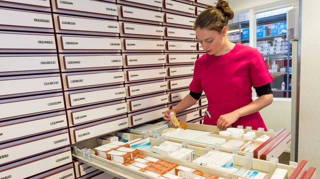 Een apothekersassistente zoekt medicijnen bij elkaar