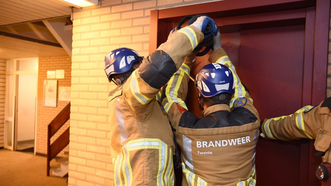 De brandweer probeert de lift open te maken