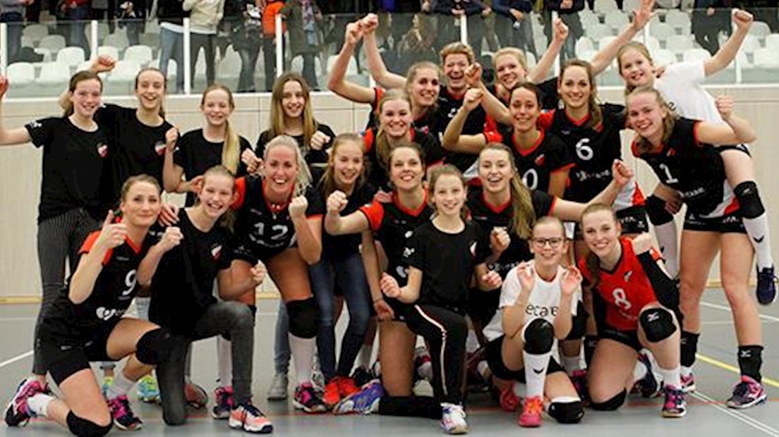 Volleybalsters Apollo 8 pakken titel in topdivisie en promoveren naar eredivisie RTV Oost Volleybalsters Apollo 8 pakken titel in topdivisie en promoveren naar eredivisie RTV Oost