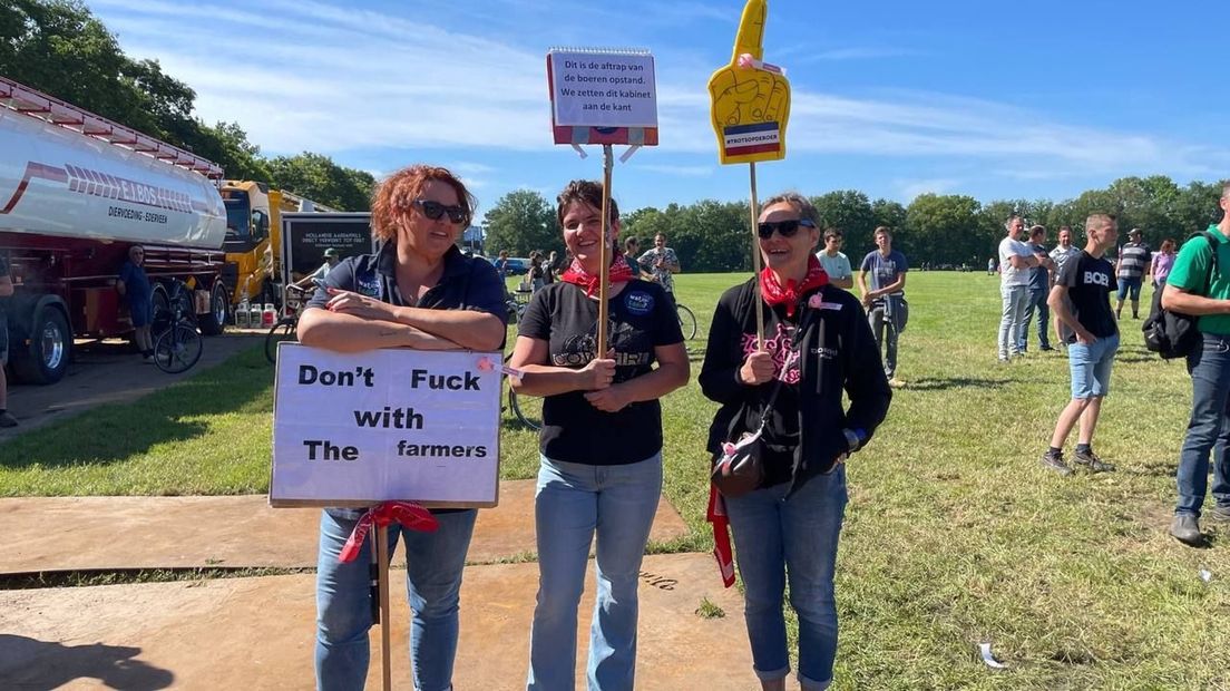 Een groepje boeren met protestborden in Stroe