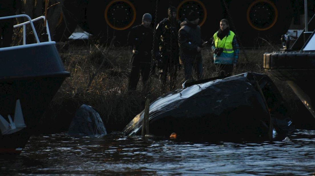 Auto wordt uit het water getakeld