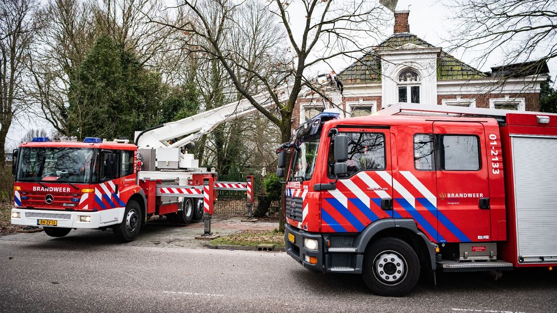 De brandweer schoot donderdag te hulp bij een huis in Sappemeer, waarvan de schoorsteen deels losliet