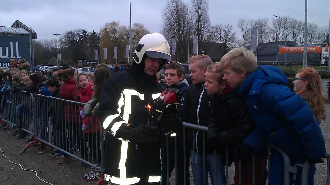 Op diverse basisscholen in Gelderland geven politie en brandweer de komende weken voorlichting over vuurwerk.Daarbij wordt onder meer ingegaan op de gevaren van illegaal vuurwerk en op de gevolgen van het afsteken van vuurwerk op momenten dat dat niet mag.