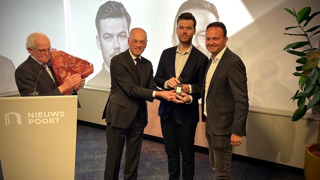 RTV Noord-verslaggevers Tristan Braakman (m) en Mario Miskovic krijgen de Saskia Stuivelingprijs