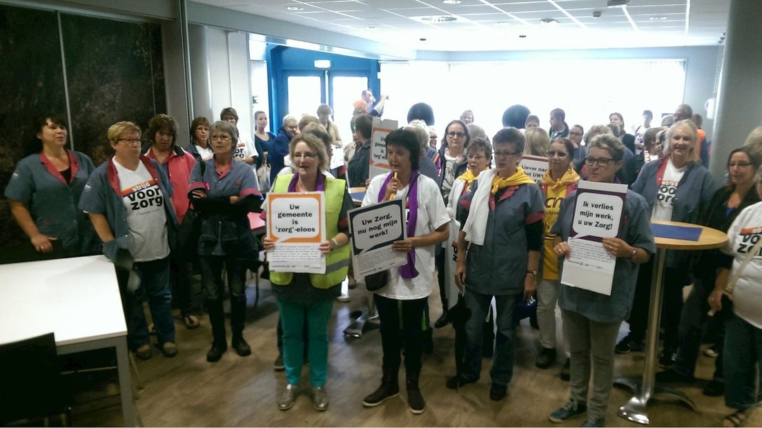 Tientallen zorgmedewerkers voeren actie
