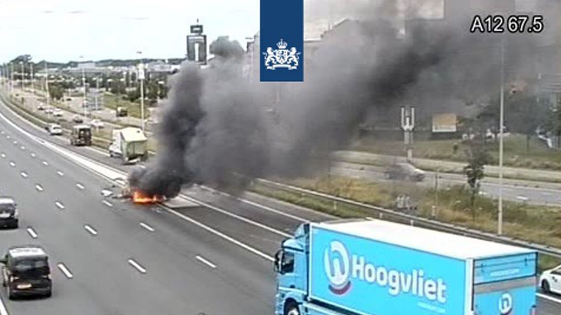 Vlammen slaan uit de auto