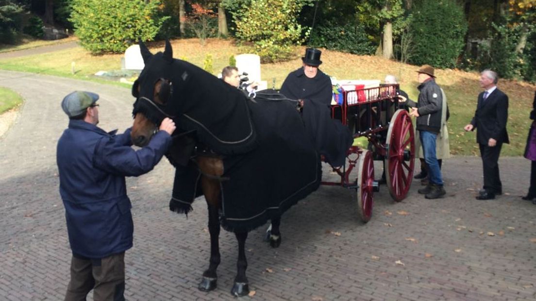 Pastoor Schaars is terug in Velp. De bekende oorlogspastoor overleed in 1963 en werd toen op begraafplaats Heiderust in Rheden begraven. Woensdag is hij herbegraven op de Rooms-Katholieke begraafplaats aan de Bergweg in Velp.