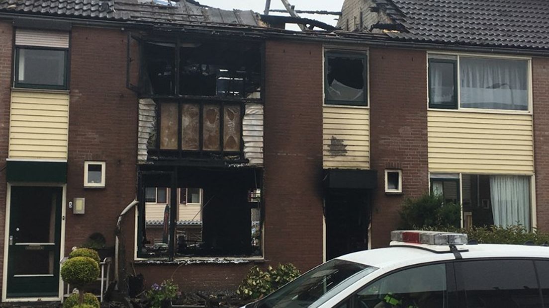 De brand in een woning aan de Hoge Blik in Neede eerder deze week is ontstaan doordat een tablet werd opgeladen. Dat meldt de brandweer.