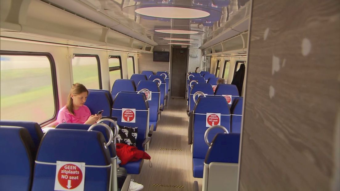 NS test anderhalvemetertreinen in Zwolle