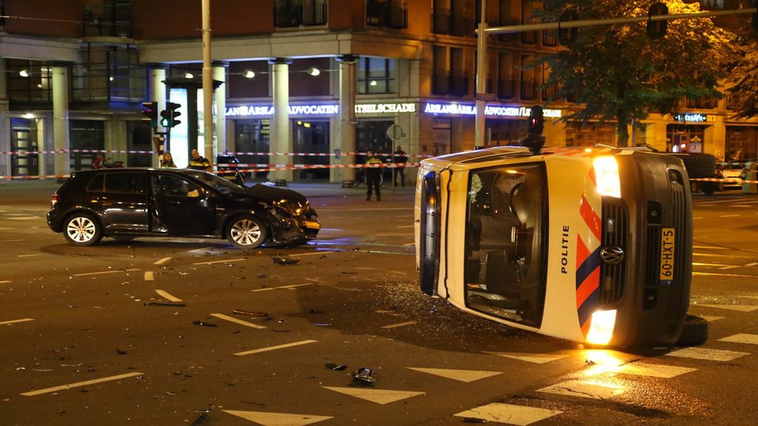 Bij het ongeluk belandde het politiebusje op de zijkant. | Foto Regio15